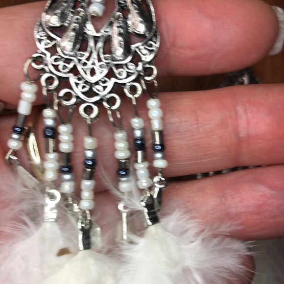 3/$25 NWT Beautiful Feather Drop Earrings - Picture 4 of 6